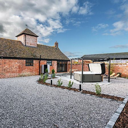 Pigeon House - Unique Barn With Private Garden, Hot Tub And Wood Burner Villa Shrewsbury Exteriör bild