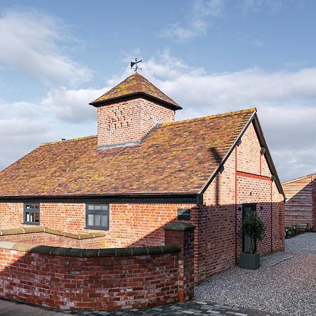 Pigeon House - Unique Barn With Private Garden, Hot Tub And Wood Burner Villa Shrewsbury Exteriör bild