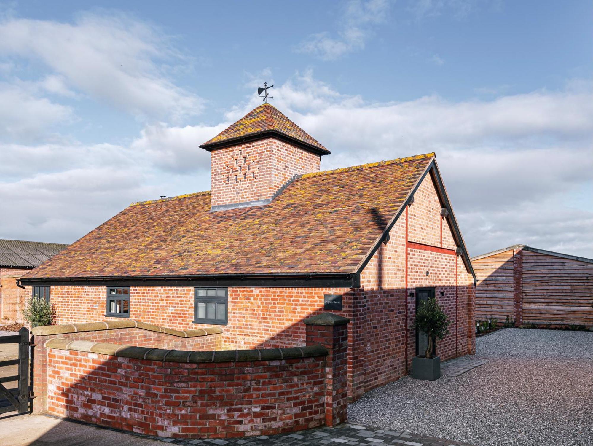 Pigeon House - Unique Barn With Private Garden, Hot Tub And Wood Burner Villa Shrewsbury Exteriör bild